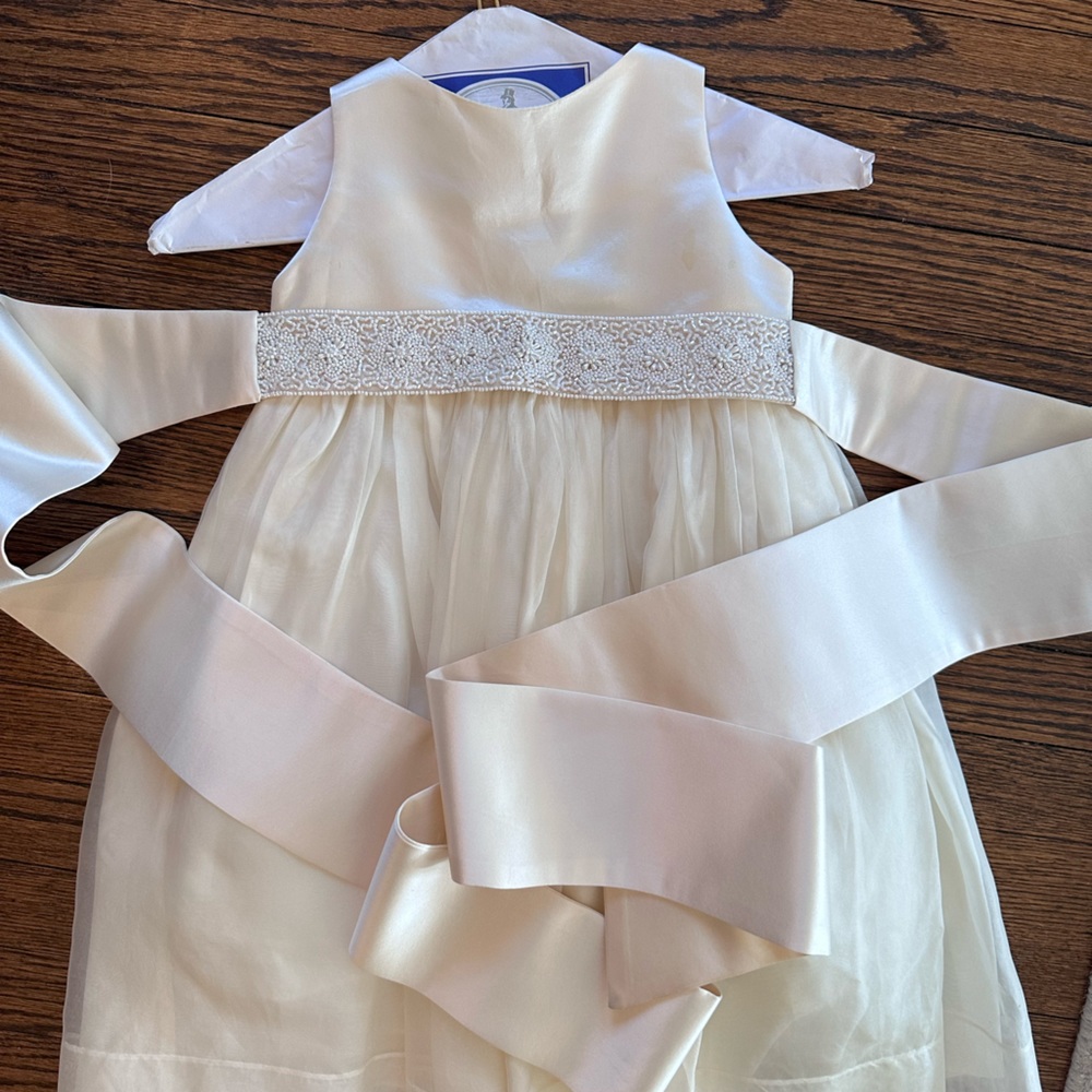 Gorgeous flower girl wedding or baptism dress in size 4